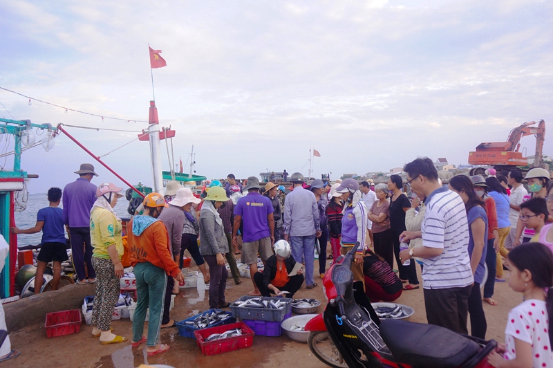 El mercado de pescado de Ly Son está ocupado desde el amanecer.