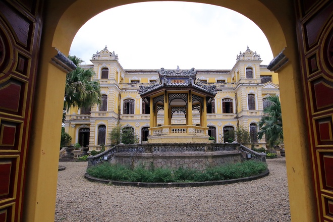 Inside the An Dinh Palace of Bao Dai King-02