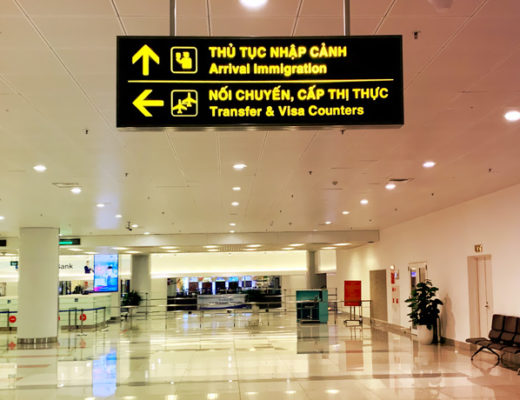 Прибытие иммиграции в аэропорту Ной Бай