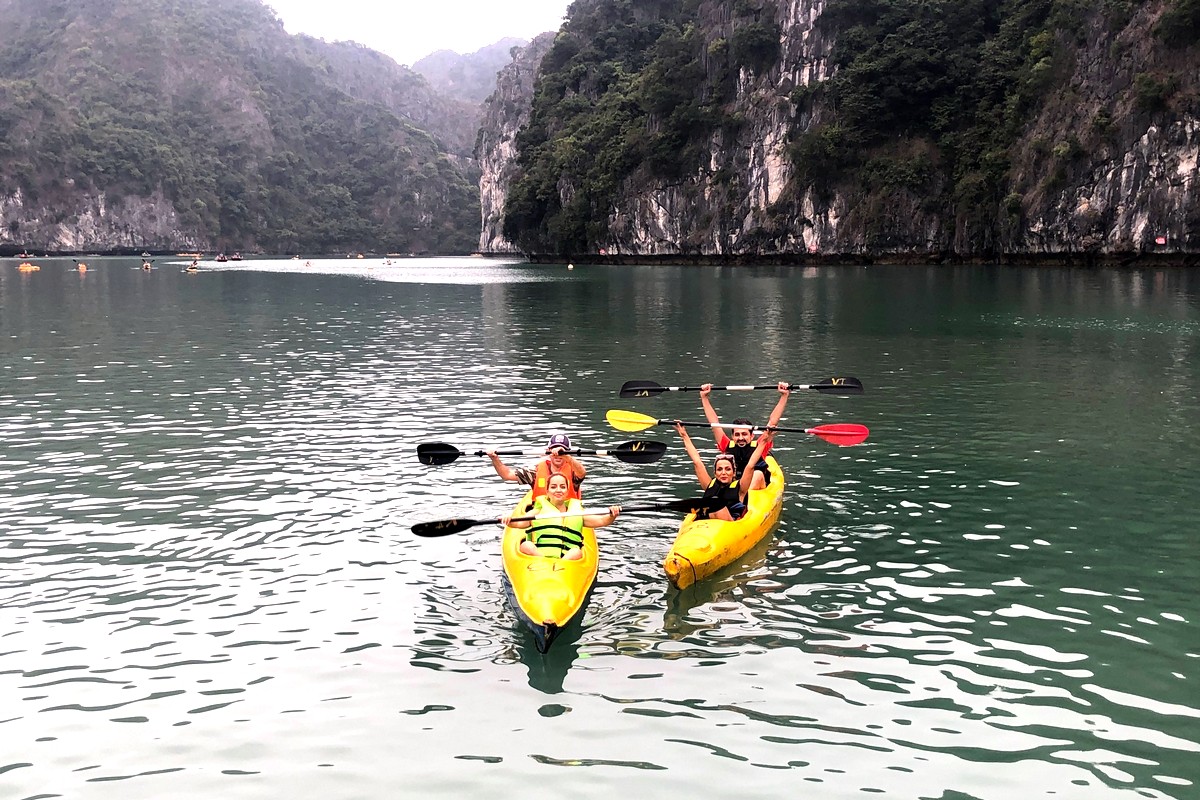 Kayak dans la baie d'Halong, Vietnam